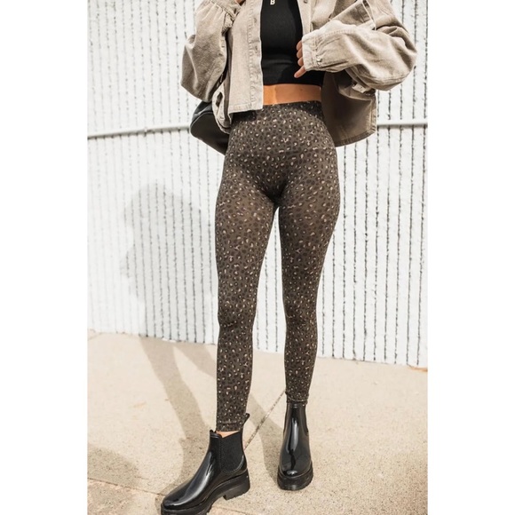 NEW Spanx Look at Me Now Seamless Leggings Olive Leopard - Picture 8 of 9